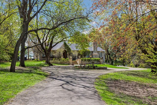 994 Wagon Wheel Trail, Mendota Heights, MN 55120