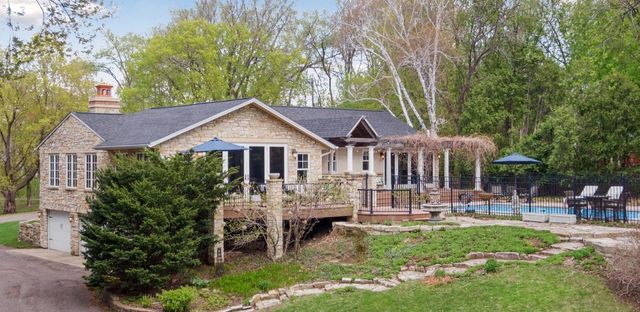 994 Wagon Wheel Trail, Mendota Heights, MN 55120