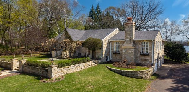 994 Wagon Wheel Trail, Mendota Heights, MN 55120