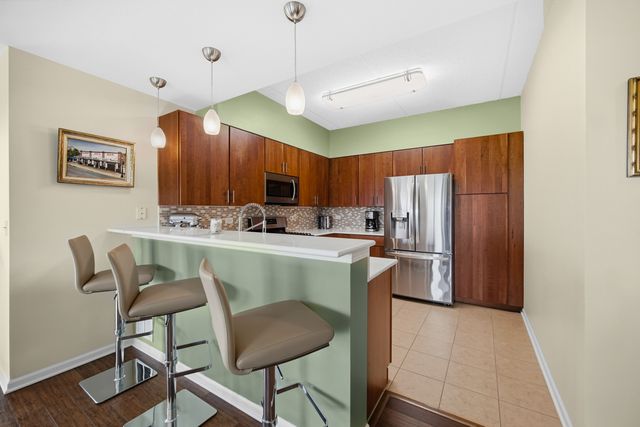 6420 DOUBLE EAGLE Drive 414, Woodridge, IL 60517