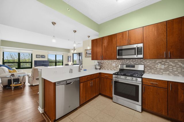6420 DOUBLE EAGLE Drive 414, Woodridge, IL 60517