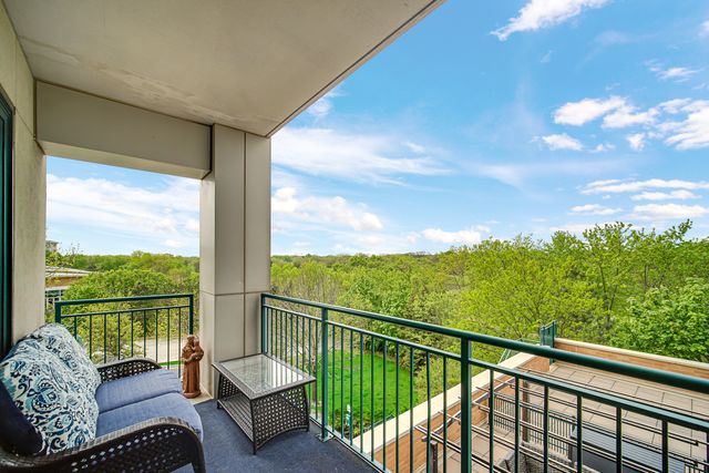 6420 DOUBLE EAGLE Drive 414, Woodridge, IL 60517