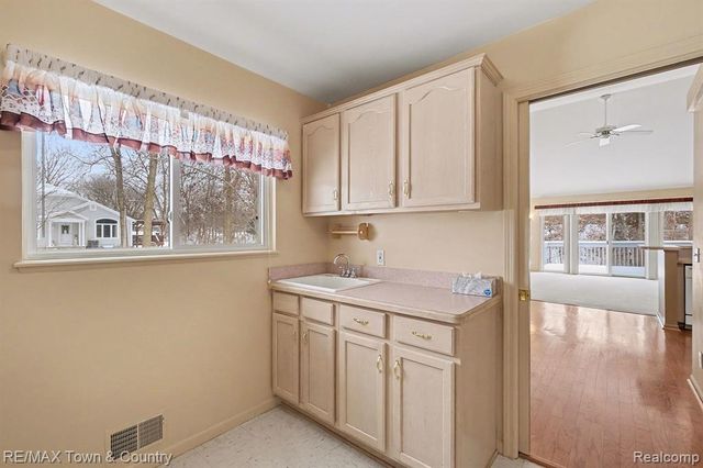 229 Aberdeen Court, Flushing, MI 48433