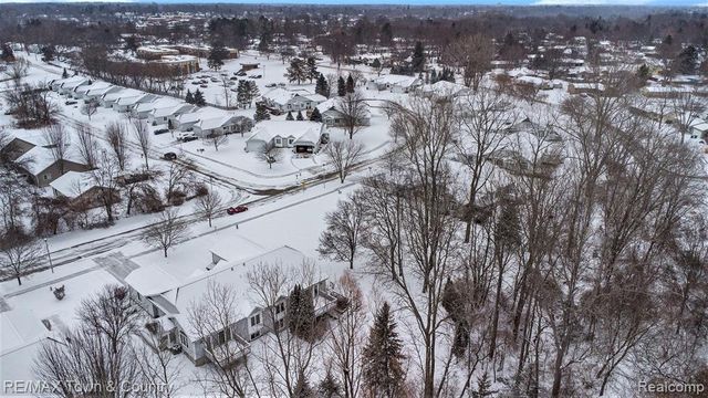 229 Aberdeen Court, Flushing, MI 48433