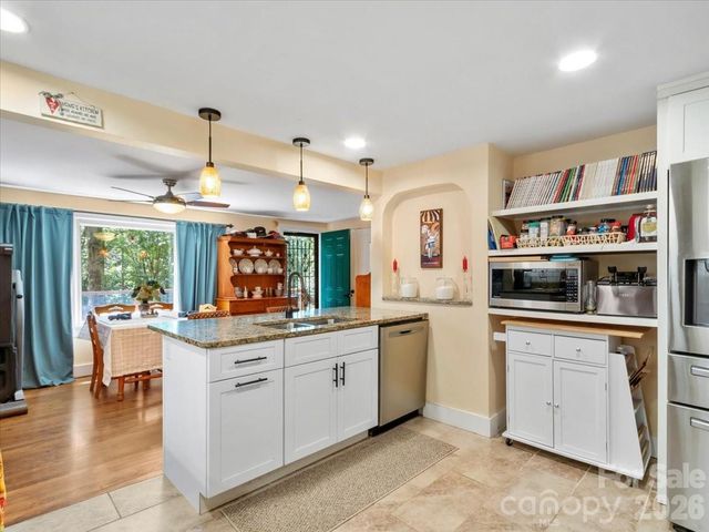 2 Ray Road, Weaverville, NC 28787