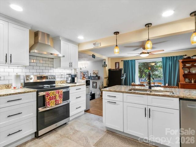 2 Ray Road, Weaverville, NC 28787