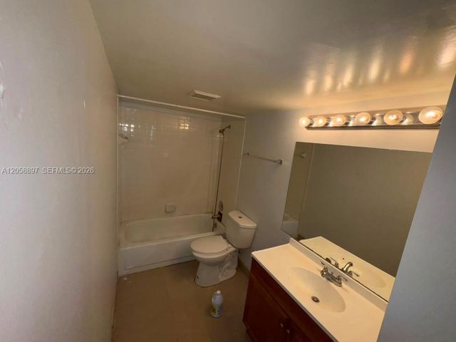 3461 NW 44th Street 102, Oakland Park, FL 33309