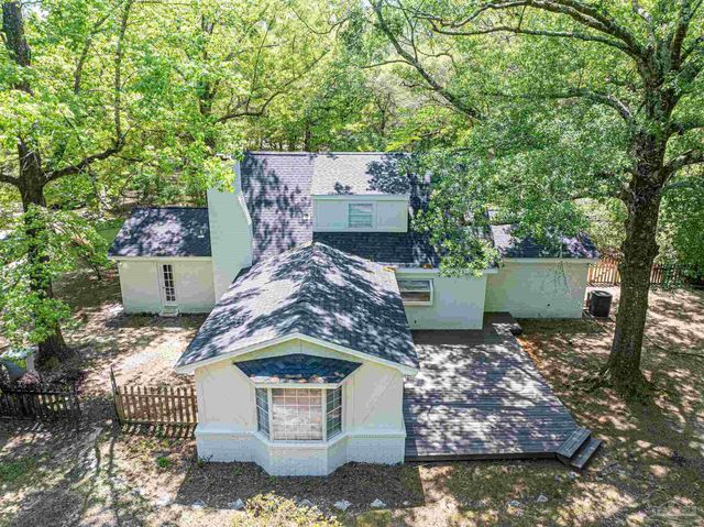 5700 Country Squire Dr, Milton, FL 32570