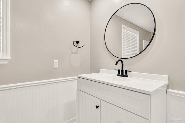 5700 Country Squire Dr, Milton, FL 32570