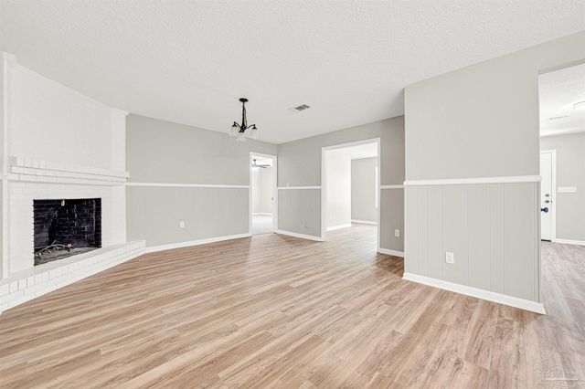5700 Country Squire Dr, Milton, FL 32570