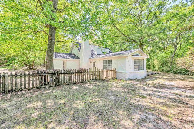 5700 Country Squire Dr, Milton, FL 32570
