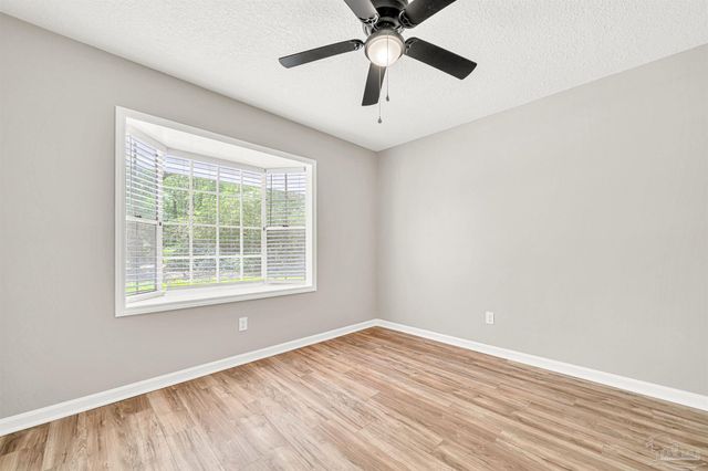 5700 Country Squire Dr, Milton, FL 32570