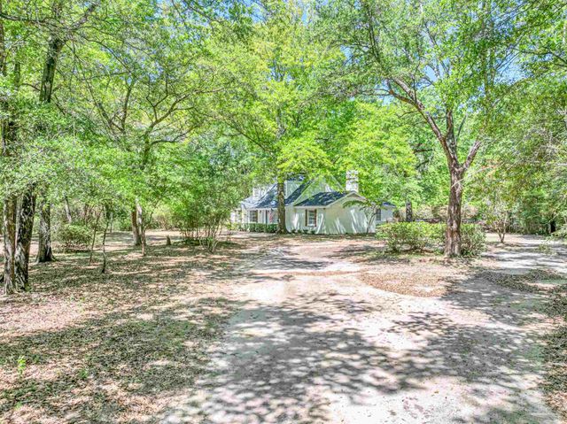 5700 Country Squire Dr, Milton, FL 32570
