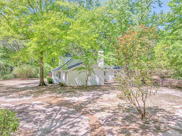 5700 Country Squire Dr, Milton, FL 32570