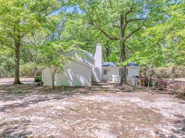 5700 Country Squire Dr, Milton, FL 32570