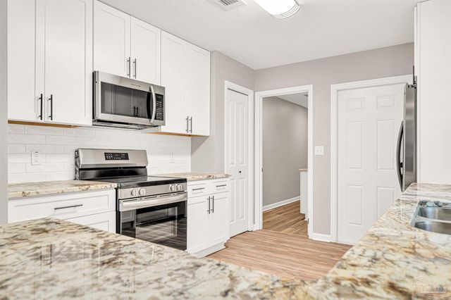 5700 Country Squire Dr, Milton, FL 32570