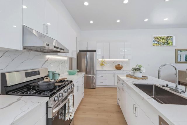 313 W 25th Avenue, San Mateo, CA 94403