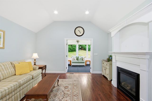 19 Furnival Road, Nashua, NH 03064