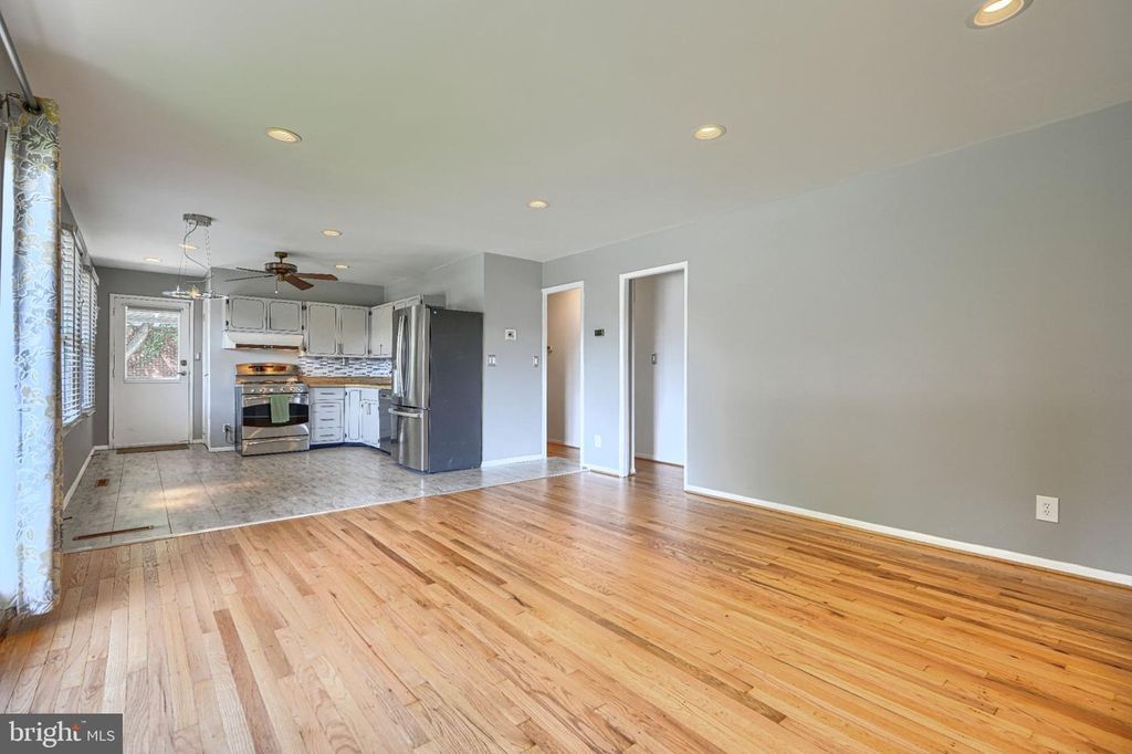 Image 8 of property listing at 112 CONEWOOD AVE, Reisterstown, MD 21136