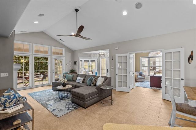 11020 Charlotte Street, Kansas City, MO 64131