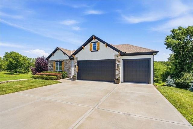 12001 S Eagle Crest Drive, Lee's Summit, MO 64086