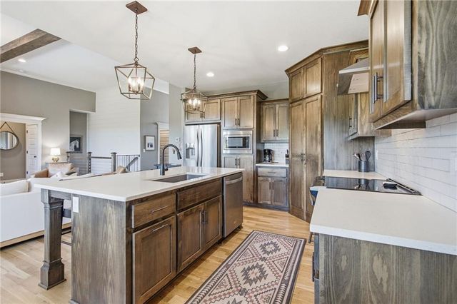 12001 S Eagle Crest Drive, Lee's Summit, MO 64086