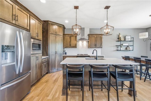 12001 S Eagle Crest Drive, Lee's Summit, MO 64086