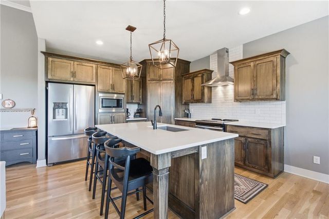 12001 S Eagle Crest Drive, Lee's Summit, MO 64086