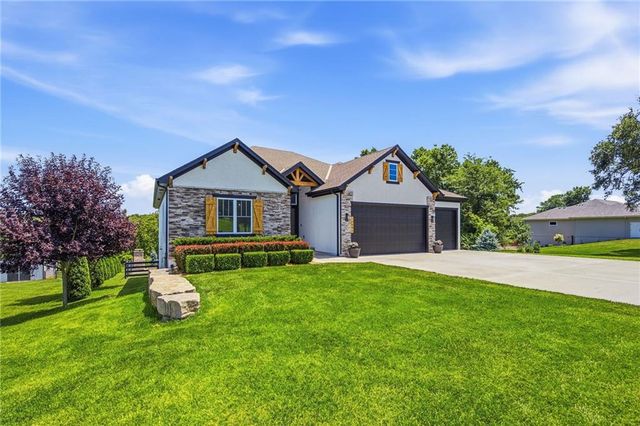 12001 S Eagle Crest Drive, Lee's Summit, MO 64086