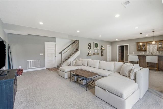 12001 S Eagle Crest Drive, Lee's Summit, MO 64086