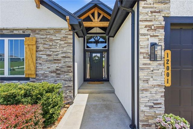 12001 S Eagle Crest Drive, Lee's Summit, MO 64086