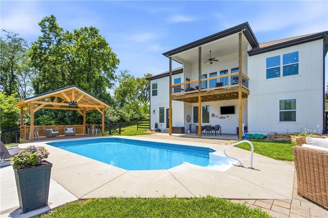 12001 S Eagle Crest Drive, Lee's Summit, MO 64086