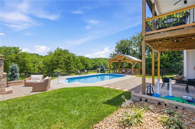 12001 S Eagle Crest Drive, Lee's Summit, MO 64086