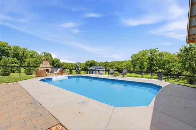 12001 S Eagle Crest Drive, Lee's Summit, MO 64086