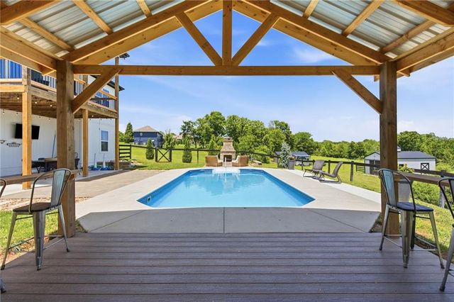 12001 S Eagle Crest Drive, Lee's Summit, MO 64086