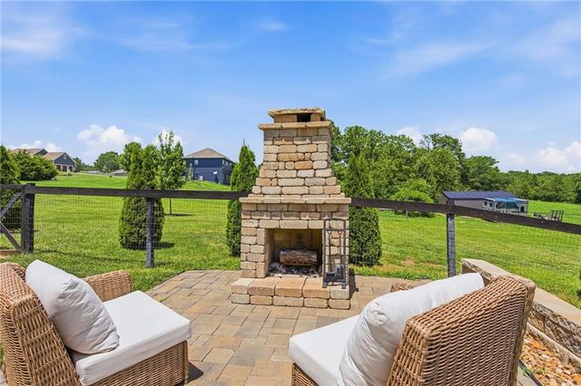 12001 S Eagle Crest Drive, Lee's Summit, MO 64086