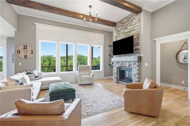 12001 S Eagle Crest Drive, Lee's Summit, MO 64086