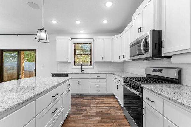 1112 S Brooks Avenue, Ozark, MO 65721