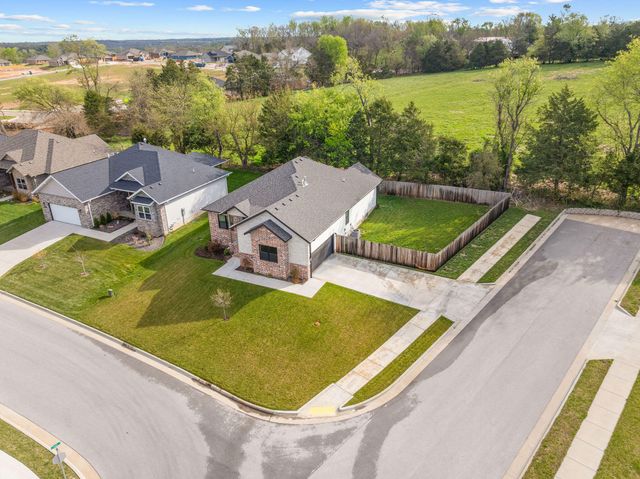 1112 S Brooks Avenue, Ozark, MO 65721