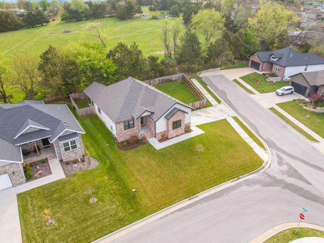 1112 S Brooks Avenue, Ozark, MO 65721