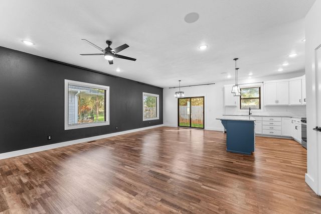 1112 S Brooks Avenue, Ozark, MO 65721