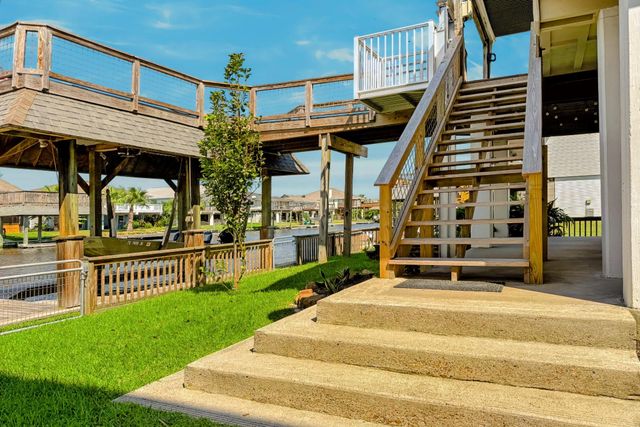 1144 Sailfish Street, Bayou Vista, TX 77563