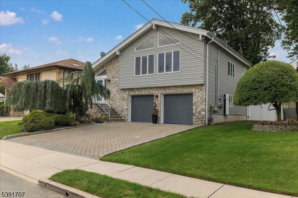 69 Larkspur Ln, Clifton City, NJ 07013