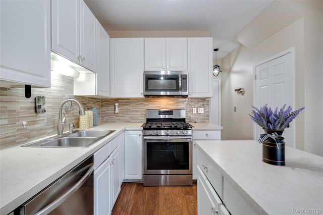 38302 Saratoga Circle, Farmington Hills, MI 48331