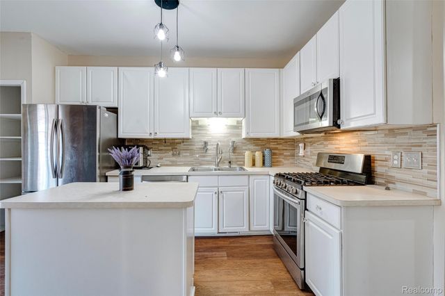 38302 Saratoga Circle, Farmington Hills, MI 48331