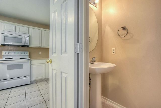 7 Newberry Trail Court, The Woodlands, TX 77382