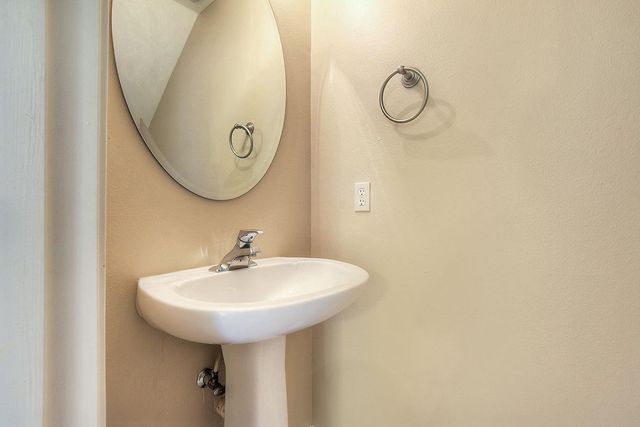 7 Newberry Trail Court, The Woodlands, TX 77382