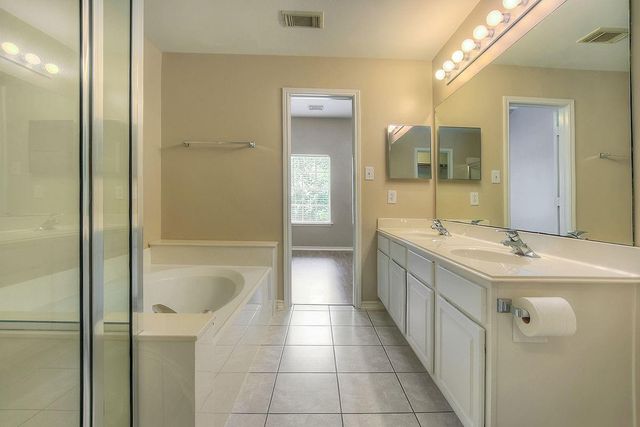 7 Newberry Trail Court, The Woodlands, TX 77382
