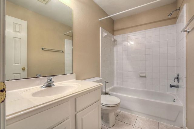 7 Newberry Trail Court, The Woodlands, TX 77382