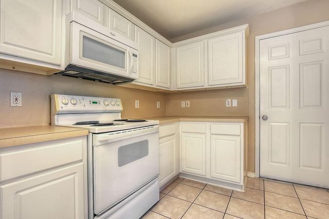 7 Newberry Trail Court, The Woodlands, TX 77382